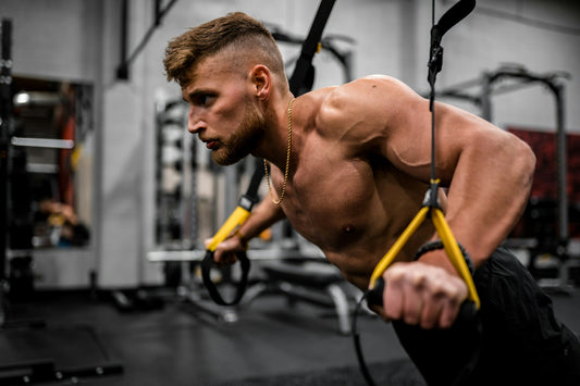 Sportler, der mit TRX trainiert
